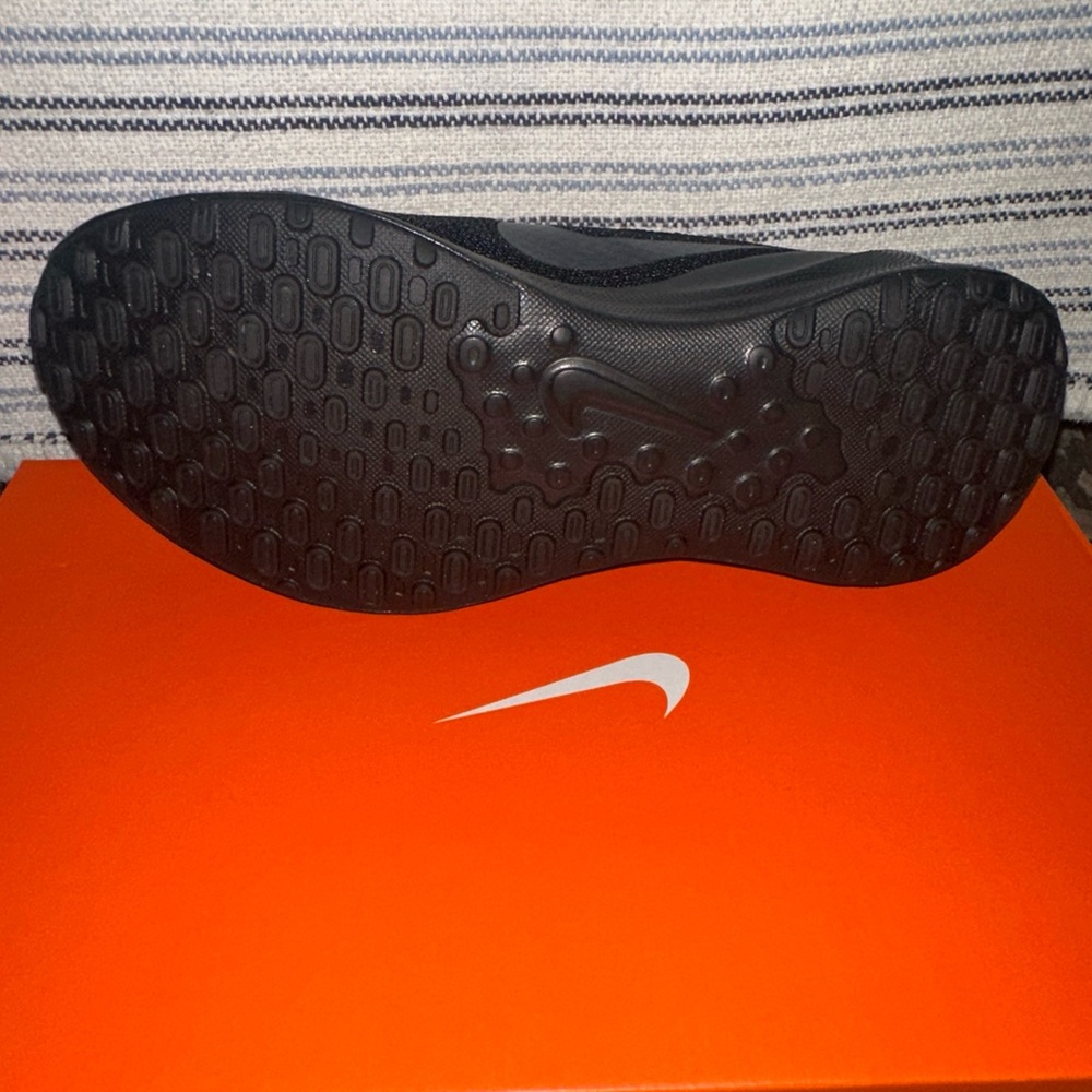 Nike Revolution 7 Black Low-Top Knit Running Sneakers with Swoosh Size 8 - Picture 2 of 6